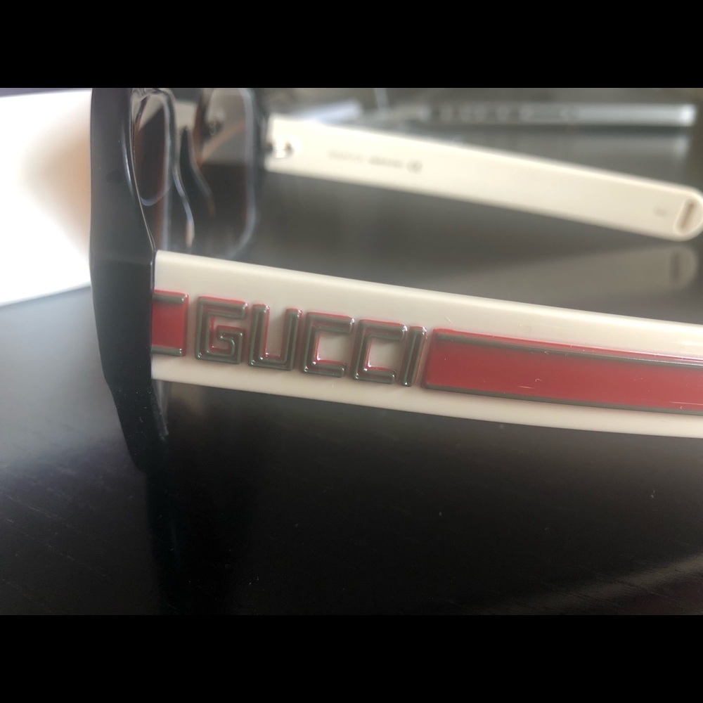 GUCCI SUNGLASSES - Picture 2 of 4